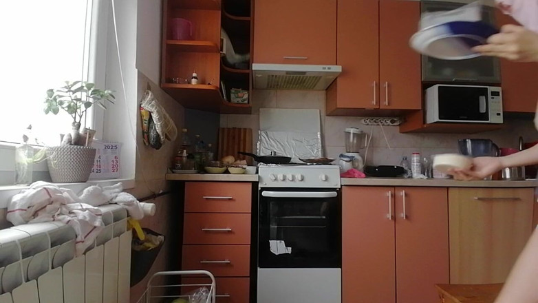 Mirsur: Una Sexy Mujer Desnuda Prepara Comida En La Cocina.