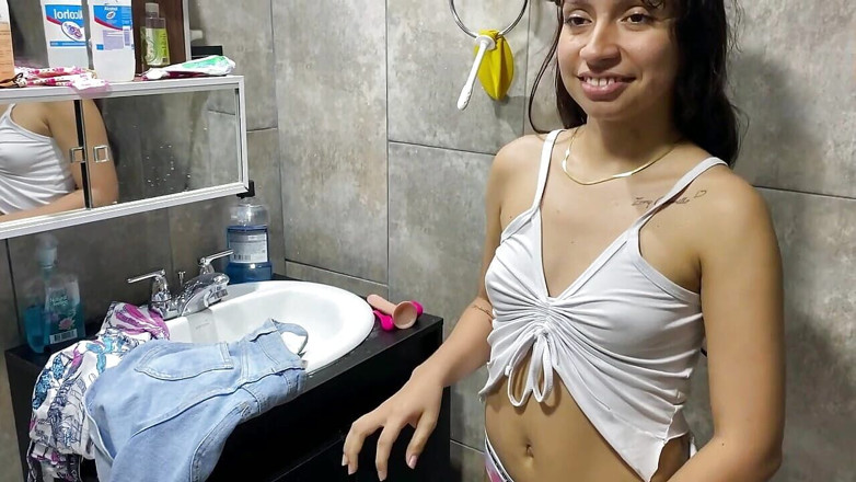 DAYANNA: Adik tiri minta saya mandi bersama-sama dan kami akhirnya berkongkek...