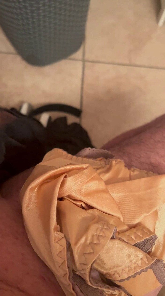 Bigbrook45: Éjacule dans une culotte noire soyeuse de ma belle-tante