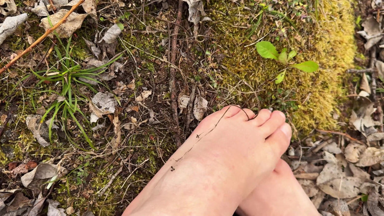 Vasya Sylvia: Camina descalzo por el bosque - Fetiche por los pies - ¡Pies descalzos!