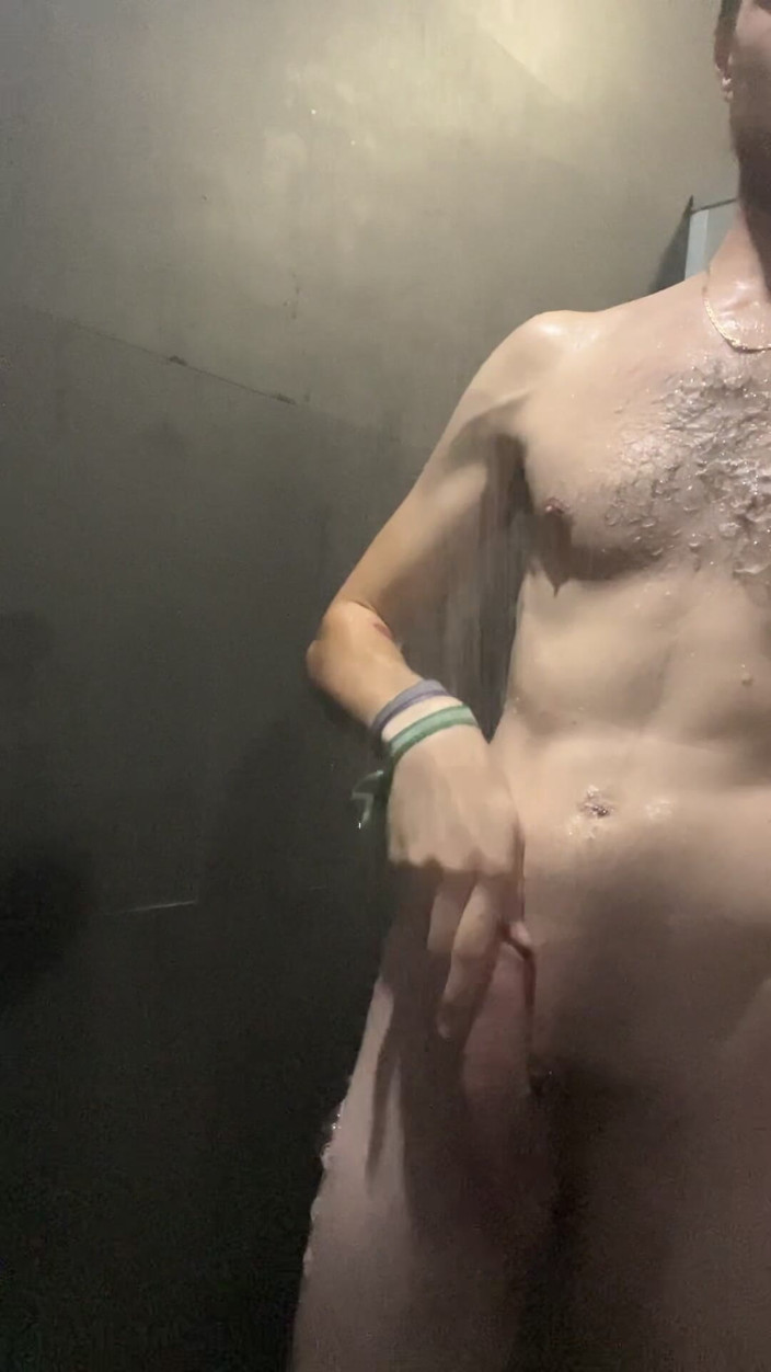 Dirty Dog: Me sucio en el vestuario del gimnasio, duchas masturbándose y...