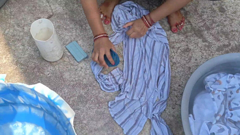 Sexy baby girl: 야외에서 옷을 빨고 있는 시누이 따먹기