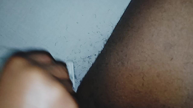 Bad boy studio: Cewek ini mencukur bulu kontol besar pria kulit hitam sebelum...