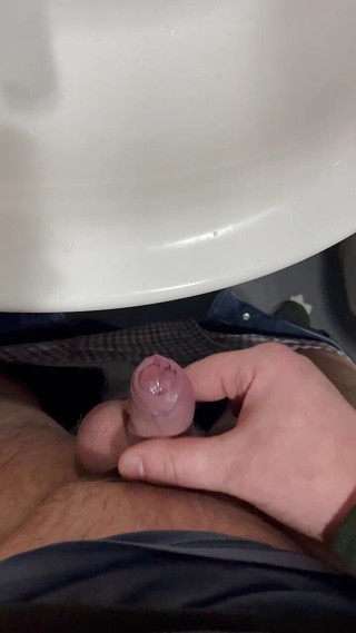 Young cum: 俄罗斯大鸡巴自慰他美丽的鸡巴特写