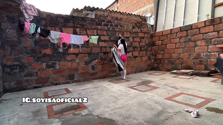 Isabel: Dirty My Socks di belakang rumah