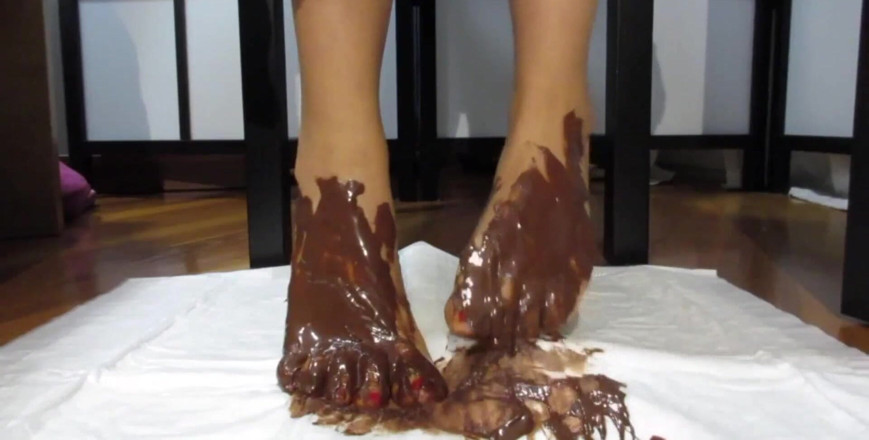 Rebecca Diamante: Mes pieds aux ongles vernis, tous recouverts de crème au...