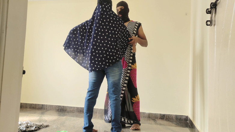 Mrbunty98: インドのフェムドム女主人が彼の尻を鞭打ち、指で愛撫し、完璧な貞操シシーにする