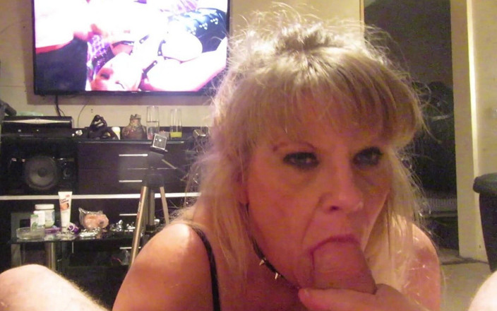 Milf-T: Moglie calda succhia il cazzo del suo uomo mentre lui...