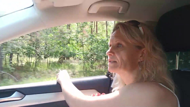 Amateur milf: Pelacur hitchhiker seksi tua dari tepi jalan dikongkek dalam hutan...