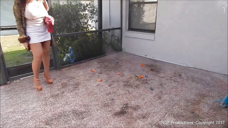 Nasty Girlfriends: Böse sofia zerquetscht wieder spielzeugautos!!