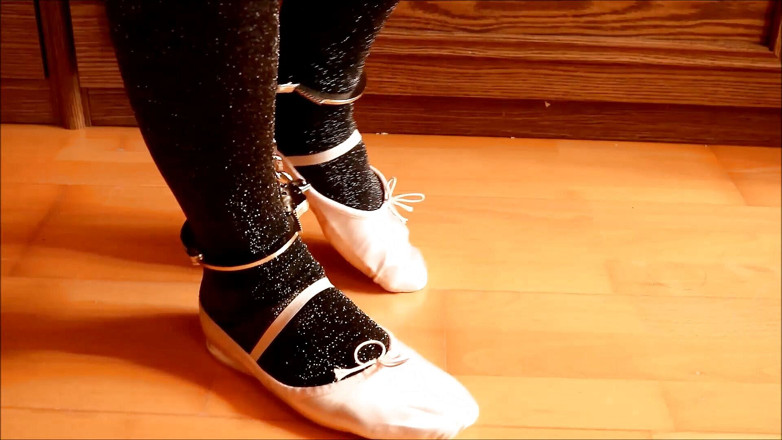 Crossdresser Violeta: Mariquita usa pantimedias lurex, ballet tutu, zapatillas de gimnasia y...