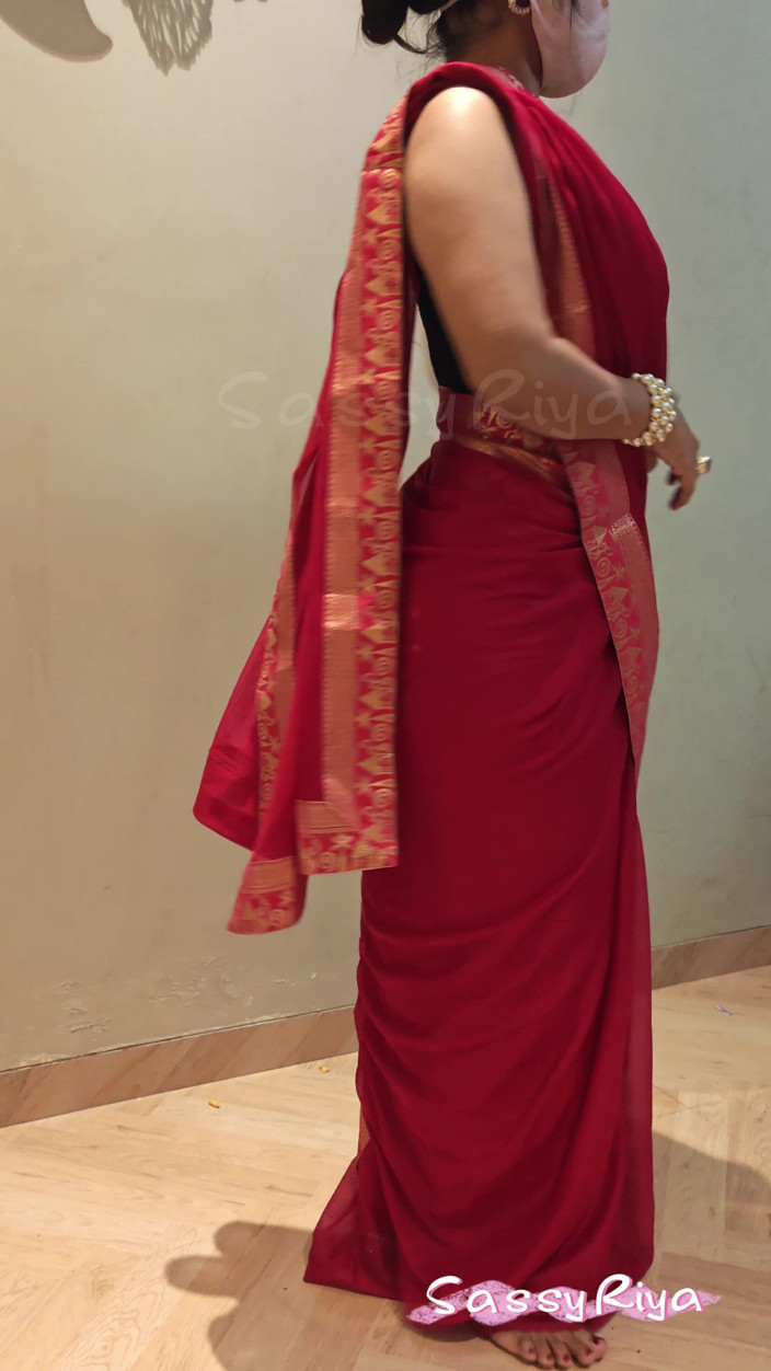 Sassy Riya: Sassy Riya draagt Saare