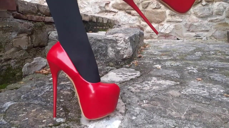 LauraOnHeels: MILF dengan kaki yang cantik dan kasut tumit tinggi yang...