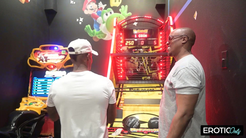 CurvyMilfs: Grote zwarte lul rekt blonde slet wijd uit in arcade