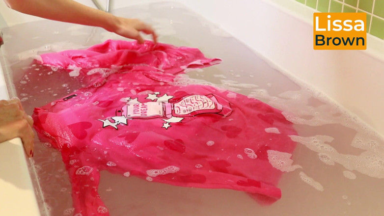 Lissa Brown: Pigiama rosa in bagnoschiuma e palloncino