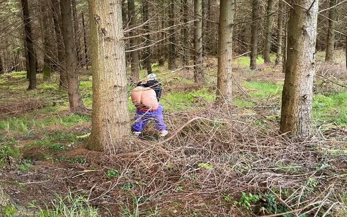 Emma Voyeur: Chica atrapada meando en el bosque afuera
