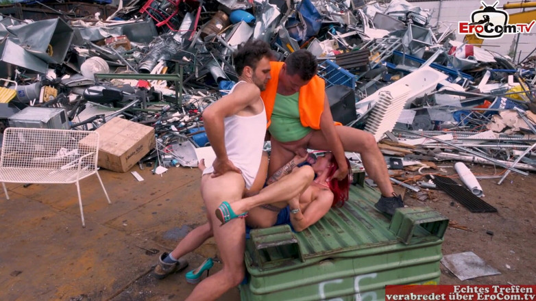 EroCom: O mamă sexy cu părul roșcat seduce doi tipi pentru...
