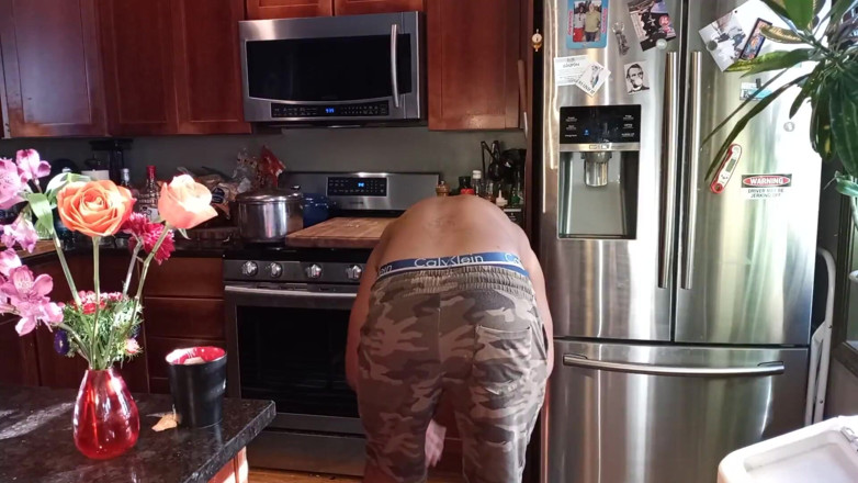 Kennie Jai: Kennie Jai se masturba en la cocina y tiene té !!