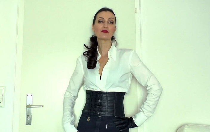 Lady Victoria Valente: Tali pinggang ketat lebar bahagian 71