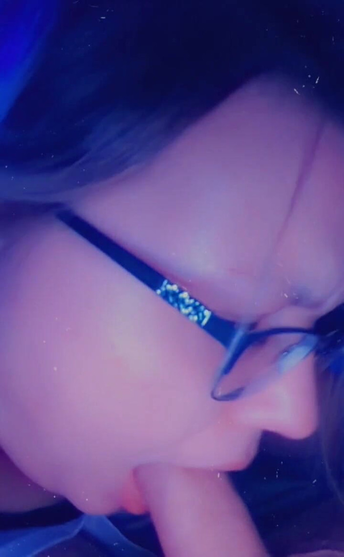 Funhousewife69: 하드코어 자지 옆에 앉아서 내 입에 넣지 않을 수 없어