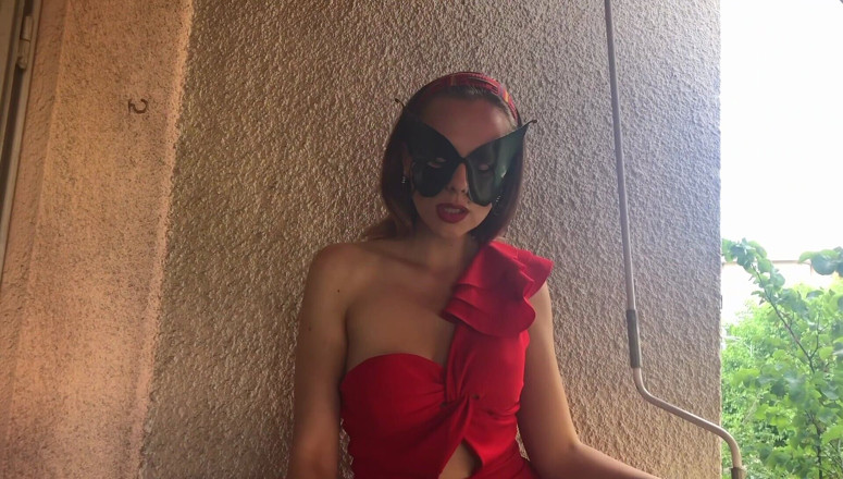 Petit Papillon Noir: Nena elegante hace una mamada arriesgada en el balcón