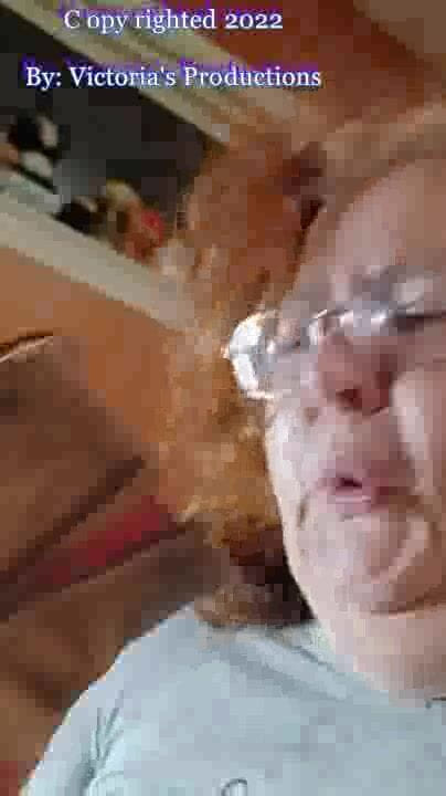 BBW nurse Vicki adventures with friends: Annusa i miei stivali puzzolenti sudati dopo aver lavorato sodo...