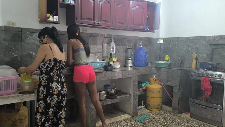 NEGRITA SEXY: 우리는 점심을 요리하고 우리는 부엌에서 옷을 벗기 시작합니다