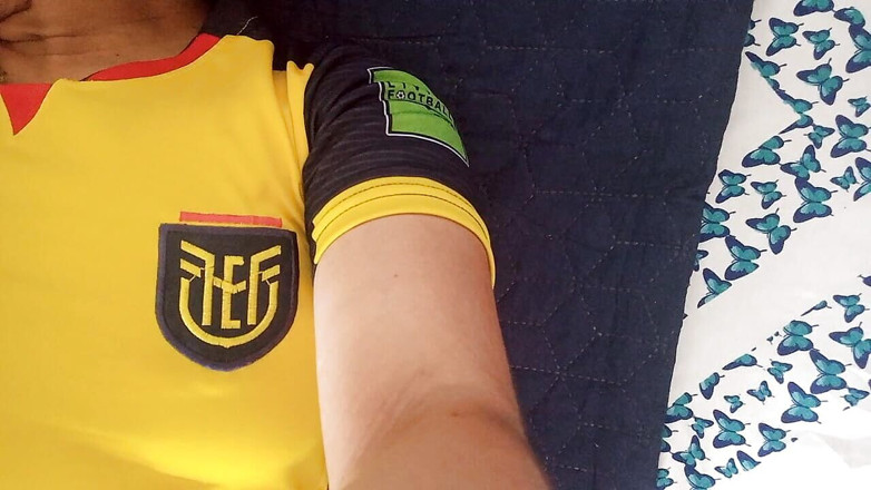 PATY PATY: Figliastra prima di uscire a giocare a calcio si scalda...
