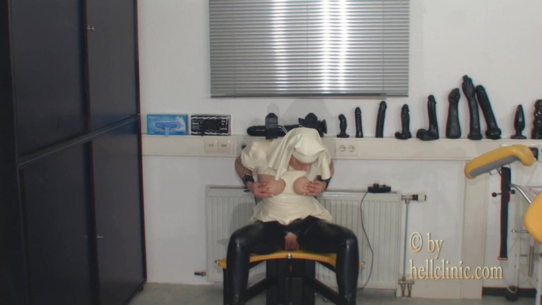 Rubber & Clinic Studio - 1ATOYS: Suore kinky di gomma