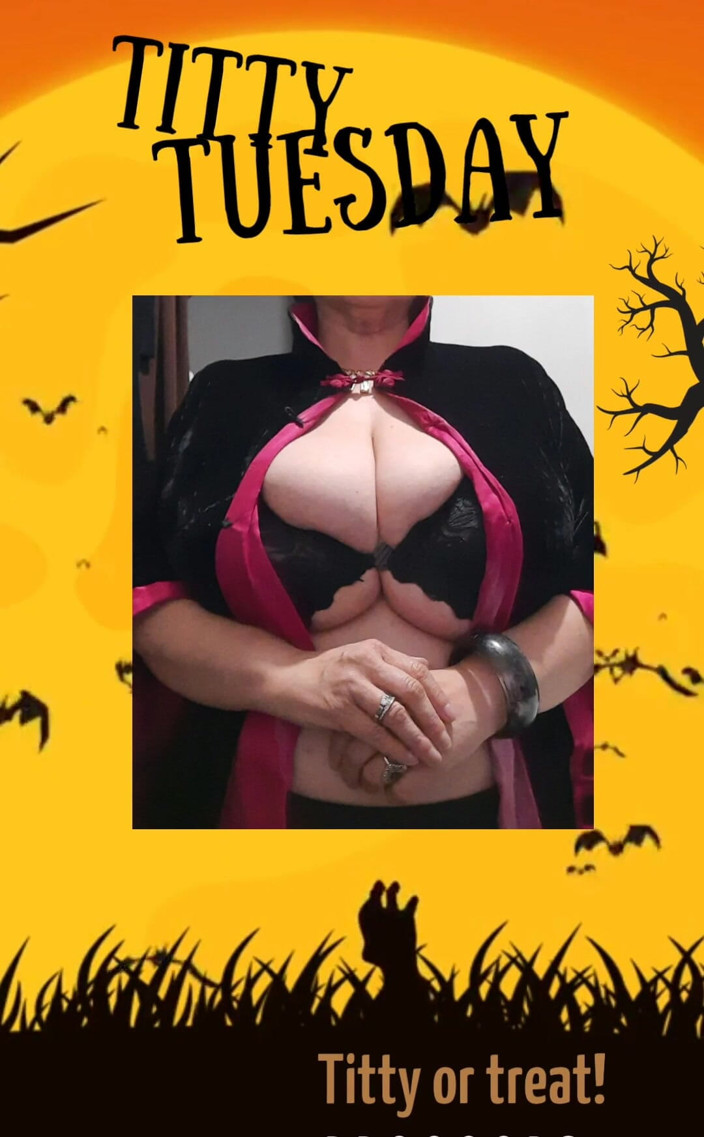 hugeboobswife: Buon martedì titty! Halloween 2023