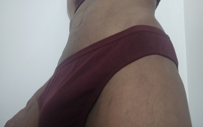 BengaLeo: Flaca ladyboy masturbándose
