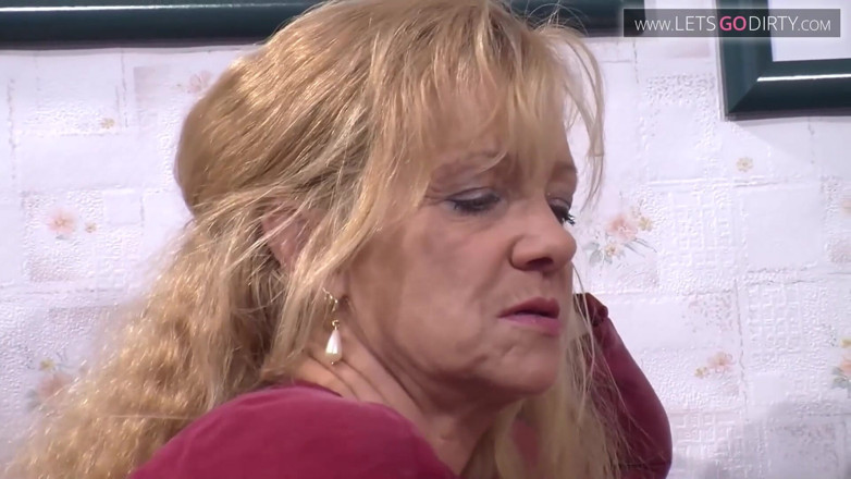 VintageXMovies: Dwie napalone milf ssą ogromnego kutasa, a następnie jeden jedzie...
