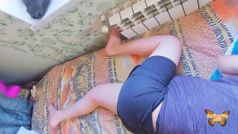 Kitty_Cross: Melancap dan pancutan mani comel di hujung pantat besar ladyboy...