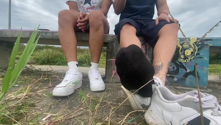 Mr Feet Colombia: Друзья в Колумбии выходят курить, снимая обувь, чтобы вы могли почувствовать запах