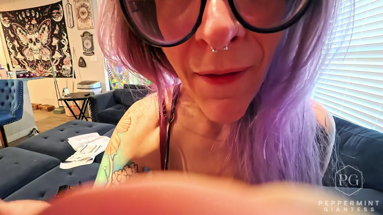 Peppermint Giantess: Tiny pOV: an den schuhen gefesselt, bekommt die volle riesin-behandlung...