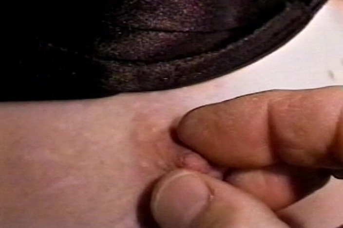 NM fetish femdom videos by Princess Nikki Cruel: Супер худа тінка отримує прищіпку на її маленькі цицьки