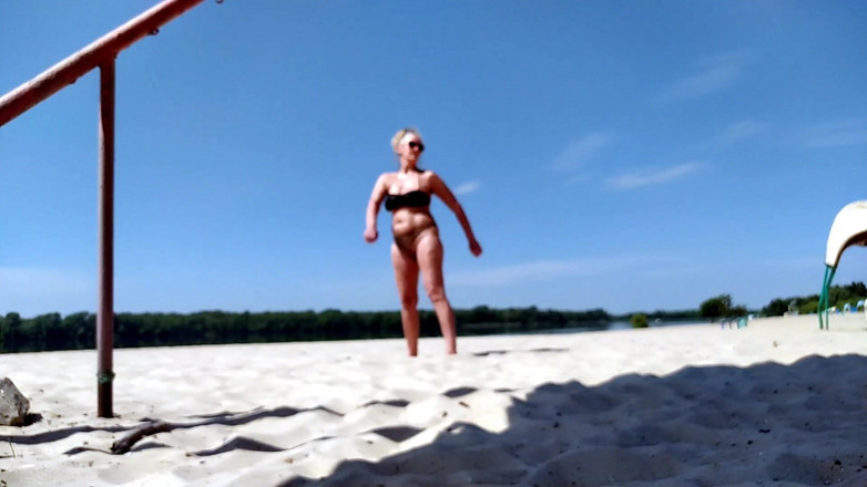 Lukerya: Marcher à la plage à travers le parc