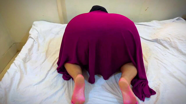 Your Boy's Cum: 내 침대에서 쉬게 하는 레바논 핫한 메이드 그리고 푹신한 엉덩이로 그녀의 큰 엉덩이를 보고 자위를 시작해
