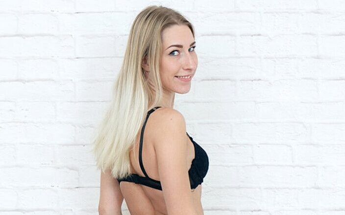 FeelMeVR: Jane Bond real amateur chica muestra su bonito cuerpo