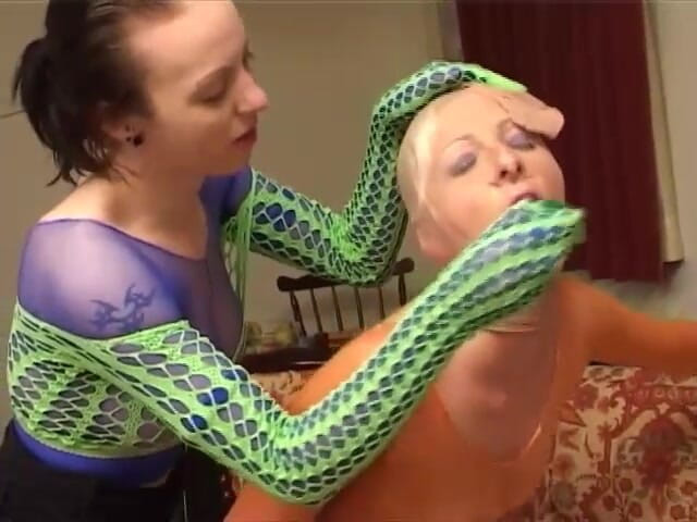 Homegrown Lesbian: Фриковатые английские лесбиянки занимаются анальным сексом со страпоном