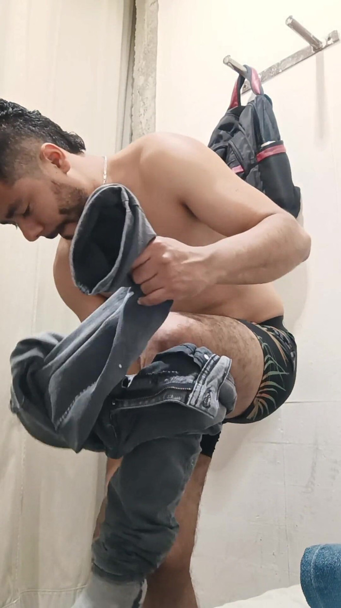 Tommhot: Uriner dans une salle de bain et se masturber dans...