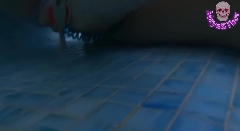 Mayay Thor X: Réel, une fille dans un spa fait une branlette sous...