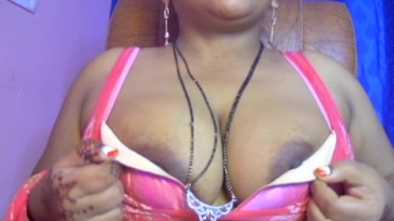 HotGirl21: La ragazza mostra le sue tette fuori dal reggiseno e...