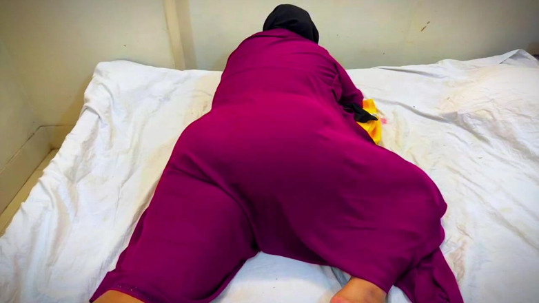 Your Boy's Cum: Pembantu rumah panas Lubnan berehat di atas katil saya &amp; saya...