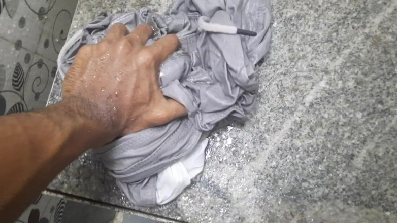 Wheyincognito: L'arrapante bot si masturba durante il lavaggio dei vestiti