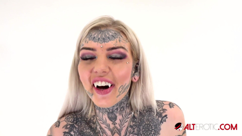 Alt Erotic: Tätowierte Amber luke reitet zum ersten mal den tremor