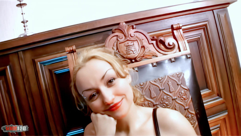 MMM100 Solo: Krystal Wallas: Skvělá drobná brunetka s velkými prsy Krystal Svlékání...