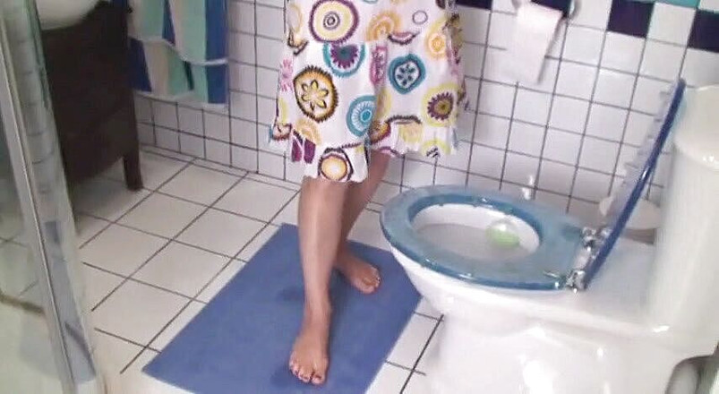 Foot Girls: Malowanie paznokci na siedzeniu toaletowym