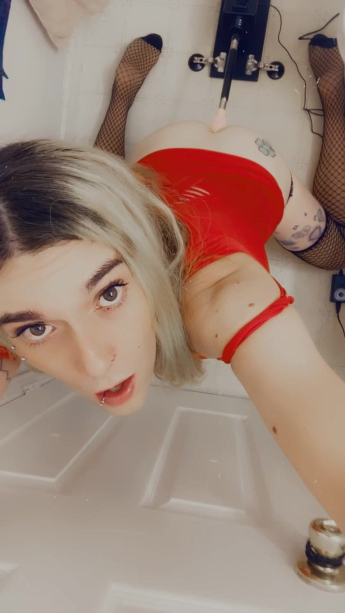 CarmenMelatonin: 기계적인 딜도로 따먹히는 섹시한 Tgirl