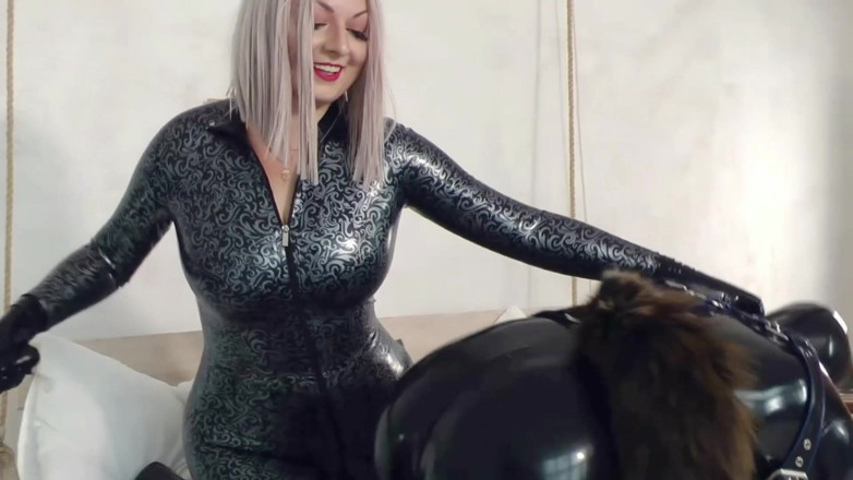 Arya Grander: Domácí hrátky s těžkým gumovým fetišem. Lesklá paní v latexovém...